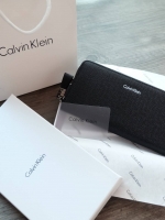 Calvin Klein Long Wallet กระเป๋าสตางค์ใบยาวซิปรอบ ภายในมีช่องใส่ธนบัตร ช่องใส่บัตรหลายช่อง และช่องซิปสำหรับใส่เหรียญ จะมอบเป็นของขวัญ หรือใช้เองก็แนะนำเลยค่ะ