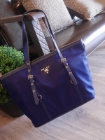 กรี้ดดด งานใบใหญ่ **ใส่ของจุใจ ก้มาน้าาา งานพรีเมี่ยมกิ้ฟ จากเคาเตอร์ต่างประเทศคะ จากแบรนด์ PRADA เป็น กระเป๋าผ้าไนล่อน ตามแบบฉบับของแบรนด์เลย หลงรักเลยคะ สะพายไหล่ได้ ถือก็สวยๆ ใช้แล้วสวยมากๆ ใส่ของได้เยอะเว่อร์ คุ้มราคา ห้ามพลาดเลยคะ!