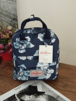 Cath Kidston Mini Backpack Bag กระเป๋าเป้รุ่นมินิ สไตล์วินเทจสุดฮิต วัสดุ Canvas เคลือบ เช็ดทำความสะอาดได้ ภายในมีช่องซิปเล็ก 1 ช่อง เปิด/ปิดกระเป๋าด้วยซิปรอบ ด้านหน้ามีช่องซิปอีก 1 ช่อง ไว้ใส่ของ สวยคุ้มมากค่ะรุ่นนี้