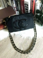 Chanel Cosmetic Cluth Bag With Chain กระเป๋าถือหรือสะพาย VIp. gift จาก Chanel Cosmetic Counter วัสดุ Nylon&Polyester 100% ประดับโลโก้แบรนด์ วิ๊งๆ สวยหรูดูดี เปิดปิดด้วยซิป หัวซิปแบรนด์อะไหล่ทอง ซับในสกรีนโลโก้ ภายในกว้างใส่กระเป๋าสตางค์ใบยาว, มือถือได้ทุก