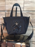 Best Seller ขายดีติดอันดับ กับกระเป๋าอเนกประสงค์ทรง Mini tote☆☆ จากแบรนด์ PRADA มาแล้วน้าา เป็น กระเป๋าผ้าไนล่อน ตามแบบฉบับของแบรนด์เลย ใบนี้มีสายยาวให้ค่ะ เลิศมาก สะพายเป็น shoulder bag หรือ ถือได้คะ ด้านหน้าเป็นลายหมี ปั๊กกลิ้ตเตอร์ + logo