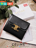 พรีเมี่ยมกิ๊ฟแท้ 100% 】CELINE SHORT WALLET VIP GIFT WITH PURCHASE (GWP) พรีเมี่ยมกิ๊ฟ Limited จาก CELINE HAUTE PARFUME DUTYFREE COUNTER หนังเรียบสวยอยู่ทรงมีโลโก้ด้านหน้าเปิดปิดด้วยฝาพับกระดุม