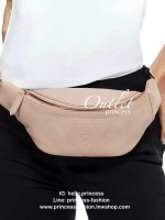 GUESS GYM EMBOSSED LOGO WAIST PACK กระเป๋าหนังเรียบสวยคาดเอว/อก ทรงสปอร์ตสีชมพูอะไหล่สี rose gold ด้านหน้าปั๊มโลโก้แบรนด์ทรงสามเหลี่ยม โดดเด่นด้วยสายพิมพ์ลายแบรนด์สีทอง ตัวกระเป๋าเปิดปิดด้วยซิปใช้งานง่าย ภายในกระเป๋าโล่งกว้าง มีอีกหนึ่งช่องซิปเล็ก สามารถใ