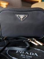 งานพรีเมี่ยมกิ้ฟ จากเคาเตอร์ต่างประเทศ - Best Seller อีกหนึ่งรุ่นค่ะ กระเป๋าอเนกประสงค์ จากแบรนด์ PRADA เป็นทรงสี่เหลี่ยม กระเป๋าเป็นผ้าไนล่อน ตามแบบฉบับของแบรนด์เลย ใบนี้มีสายยาว ปรับได้ 3 ระดับ สามารถสะพายเป็น shoulder bag ได้เลย ขนาดกำลังดีค่ะ มี2ซิป 2