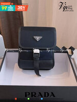 รุ่นใหม่ล่าสุด 2020 !!! Prada crossbody nylon bag ขนาดกะทัดรัด พกพาสะดวก วัสดุทำจากผ้าไนล่อน สามารถกันน้ำได้ อะไหล่เงินทั้งใบ เปิดปิดด้วยตัวล็อคแบบ บีบ ด้านในมีโลโก้อยู่ที่ฝากระเป๋า ภายในมีช่องเล็กแยก มีการบุผ้าลายแบรนด์อย่างดี สามารถใส่มือถือได้ทุกรุ่น ก