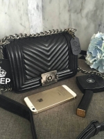 New Arrival!! Keep chain medium shoulder bag กระเป๋าทรงยอดฮิตคะ รุ่นนี้รับประกันความสวย ตัวกระเป๋าหนังเนื้อดี ขนาดกะทัดรัด ภายในสีแดง มีช่องใส่ของจุกจิก สายโซ่ปรับได้ 2 แบบทั้งสายสั้น สายยาว สะพายพาดลำตัวได้คะ น่ารักมาก ใส่ มิกส์ ได้ง่ายกับทุกชุด ใบนี้แนะ