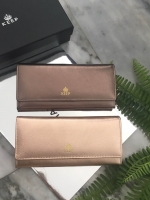 New !! กระเป๋าสตางค์ หนังวัวแท้ จากแบรนด์ KEEP หนังนิ่ม ลายสวยมากคะ รุ่นนี้ เป็นกระเป๋าสตางค์ 2 พับ ด้านในมีช่องใส่บัตรเยอะ และ ช่องซิปใส่เหรียญ ด้านในและ ด้านหลัง ใบนี้ รับประกันความสวยเลยคะ