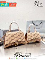 BALENCIAGA Hourglass BB Monogram top-handle tote bag กระเป๋าสะพายแบรนด์หรูซิกเนเจอร์ใบล่าสุด ที่มาพร้อมดีไซน์โดดเด่น มีความโฉบเฉี่ยว โค้งมนเหมือนพระจันทร์เสี้ยว เพิ่มความโดดเด่นสะดุดตาด้วยการตกแต่งอักษร B เมทัลลิก ที่เป็นเอกลักษณ์แบรนด์ งานจริงสวยงามตามรู