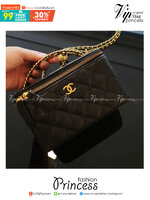 ใบน่ารักปุ้กปิ้ก กระเป๋าสะพายครอสบอดี้ CHANEL CAVIAR QUITED SMALL VANITY CASE WITH CHAIN BAG งานเกรดสินค้าสมนาคุณ ทรงสวยหรู มีหูถืออะไหล่ทองชื่อแบรนด์