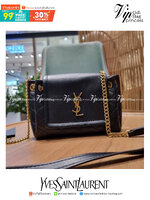 Yves Saint laurent mini nolita in lambskin / YSL mini nolita น้องสาวคนสวยที่ต้องตาเมื่อแรกเห็น กระเป๋าสะพายดีไซน์หรู ไซส์มินิ แบรนด์นี้ไม่เคยทำให้ผิดหวังจริงๆ ด้วยดีเทลความเรียบง่ายแต่มีความหรูอยู่ในตัว วัสดุหนังแกะ สัมผัสดีงามมากๆ เปิด-ปิดด้วยกระดุมแม่เห