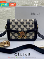 พรีเมี่ยมกิ๊ฟแท้ 100% 】พร้อมส่งที่ไทย ที่นี่ที่เดียว CELINE TRIOMPHE CROSSBODY BAG VIP GIFT WITH PURCHASE-GWP พรีเมี่ยมกิ๊ฟ Limited Edition จาก CELINE PERFUME DUTY FREE COUNTER วัสดุ CANVAS & LEATHER ดีไซน์ยอดนิยมสไตล์สาว LISA