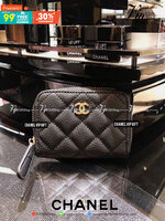 CHANEL SMALL ZIP WALLET พร้อมส่งที่ไทยแล้วค่ะ ♡♡ กับ กระเป๋าสตางค์ใบสั้น แนะนำรุ่นนี้คะ งานพรีเมี่ยมกิ้ฟท์จากเค้าเตอร์ต่างประเทศ **ทรงมินิน่ารักกก หนังสัมผัสลายด้าน จากแบรนด์ CHANEL (GWP) ด้านหน้ามีโลโก้แบรนด์ CC เปิดปิดด้วยซิปมีที่จับหนัง ด