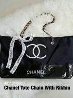 New Gorgeous☆☆ กระเป๋าใบใหญ่ทรง Tote จากแบรนด์ Chanel Tote Chain With Ribbin สุดหรู ของแท้ 100% ทำจากผ้าหนา Polyester ฐานล่างกระเป๋าทำจากหนังแก้วผิวมันเงา **สวยหรู สกรีนโลโก้ชาแนลหน้าหลัง หัวซิปปั้มโลโก้ ด้านในเป็นช่องกว้าง และมีอีกหนึ่งช่อง
