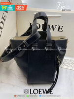 VIP GIFT 】หนังแท้ Loewe Small Hammock bag in pebble grain calfskin A multifunctional bag with supple side panels that release to change its shape. Looped straps allow the bag to be worn in multiple ways. This small version is in pebble grain calfskin.