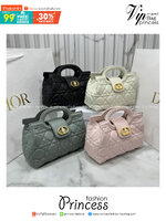 ORI หนังแท้ | Dior Jolie Top Handle Mini Bag กระเป๋าสะพายโจลี่ไซส์มินิหูจับในตัว ดีไซน์หรูหรา โดดเด่นด้วยฝาพับโลหะสีทอง ประดับมุกเรซินสีขาว มาพร้อมสายโซ่มีหนังรองบ่า สะพายไหล่หรือสะพายข้างได้ ทั้งกลางวันและกลางคืน