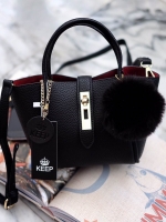 รุ่นมาใหม่ everyday keep handbag 👑สวย หรู เวอร์วัง อีกแล้วค่า 👍 กระเป๋า ถือ//สะพายข้าง หนังสวยๆ มาพร้อมพวงกุญแจ ปอมปอม ฟรุ้งฟริ้ง น่ารักมาก เข้ากับกระเป๋าคะ ตัวกระเป๋าเป็นหนังวัวสังเคราะห์ อย่างดี เนื้อนิ่มหนา อยู่ทรง มีกระเป๋าเล็กๆด้านในแ