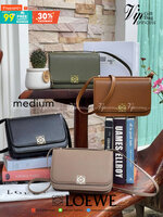 Medium : LOEWE Goya anagram leather shoulder bag กระเป๋าทรง GOYA รูปทรงกล่องอันคลาสสิกที่มาพร้อมรายละเอียดอันน่าค้นหา พร้อมด้วยโครงสร้างที่เปี่ยมไปด้วยสเน่ห์น่าค้นหา มีช่องใส่ของขนาดกว้างและเป็นทรงทำให้การจัดการสิ่งของต่างๆ ของสาวๆ นั้นง่ายดายมากยิ่งขึ้น 