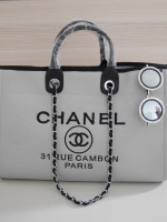 How Cute! 🎄🎄 รุ่นใหม่ล่าสุด!! ที่สาวๆรอคอย Chanel tote canvas bag จากงานพรีเมี่ยม VIP GIFT รุ่นดังเลยค้า Size ใหญ่อลัง บอกเลยว่า **งานดีที่สุด ตัวกระเป๋า กระเป๋าผ้าเป็นผ้า canvas เนื้อดีสมราคา สัมผัส นุ่มลื่นมือมากกกก อะไหล่เงินปั้มแบรนด์แ