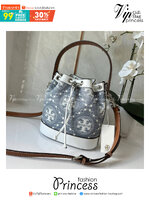 TORY BURCH T Monogram Denim Bucket Bag MEDIUM คอลเลคชั่นใหม่ รูปแบบคลาสสิค พกพาความหรูหราไปได้ทุกที่ด้วยกระเป๋าทรง Bucket ขนาดกลางและปิดด้วยเชือกรูดพร้อมโลโก้แวววาว วัสดุผ้าเดนิมแจ็คการ์ด ตัดขอบหนังแท้