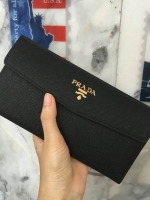 งานพรีเมี่ยมกิ้ฟ จากเคาเตอร์ต่างประเทศคะ ได้ กระเป๋าอเนกประสงค์ จากแบรนด์ PRADA มาค่า เป็นกระเป๋าหนัง saffiano ตามแบบฉบับของแบรนด์เลย มีช่องใส่บัตร ถึง 12 ช่อง และช่องซิปใส่ของจุกจิกได้คะ ขนาดกำลังดีคะ ถือแล้วสวยมากๆ อะไหล่ทองหรูมาก *ใช้แล้วสวยแน่นอน