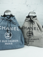 ทรงขนมจีบ premium gift จากแบรนด์ Chanel โลโก้ปัก ผ้า canvas เนื้อหนาอย่างดี มีซับใน ด้านหน้าปักโลโก้แบรนด์หรู จุดเด่นที่เป็นเป้สะพายด้านหลัง หรือสะพายด้านข้างก็ได้