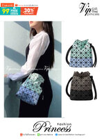 Baobao Issey Miyake Wring Small Bag กระเป๋าสะพายครอสบอดี้พร้อมสายรูดเปิดปิด สามารถปรับความยาวของสายได้ตามสไตล์ความชื่นชอบ ด้วยดีไซน์ทรงน่ารัก เหมาะสำหรับให้สาวๆหยิบใช้ในวันสบายๆ แต่เต็มเปี่ยมไปด้วยความคล่องแคล่ว ไฮไลต์ของซีซั่นนี้คือกระเป๋าที่มาพร้อมกับเช