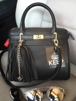 งานแท้ชนช้อป 🐼 รุ่นใหม่ล่าสุด หนังแกะสวยมากคะ สี Guru Black รุ่น KEEP sheep leather office hand bag with frink key สวย น่ารัก ขนาดตอบทุกโจทย์การใช้งาน เห็นแล้ว #เลิฟเลยค่า ตัวกระเป๋าขนาดกำลังดี หนังแกะ สวยมาก ดูแลรักษาง่าย ประดับด้วยพู่ ฟรุ้งฟริ้งส