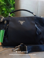 Prada mini tote กระเป๋าถือหรือสะพายขนาดกำลังน่ารัก วัสดุ matte canvas เนื้อหนา อะไหล่เงินทั้งใบ ด้านหน้าประดับ logo brand + ช่องซิปเล็ก ช่องหลักเปิดปิดด้วยซิป แบ่ง 2 ช่องใหญ่ ภายในกว้าง ใส่ iPad ได้ มีช่องเล็ก และช่องซิป ด้านหลังมีอีก 1 ช่องซิป มีห่วงปรับ