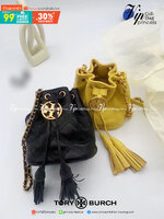 Tory Burch Fleming Soft Mini Bucket Bag กระเป๋าทรงขนมจีบขนาดมินิรุ่น Fleming ดีเทลการตัดเย็บควิลท์สี่เหลี่ยมสุดหรู แพทเทิรน์สุดคลาสสิค ภายในเป็นช่องโล่ง ใส่ของสำคัญจุกจิกได้ สายหนังสลับโซ่ เพิ่มดีเทลความแพงไปอีก จะสะพายไปไหนก็ได้ทุกโอกาส สวยเลิศทุกสี พร้อ