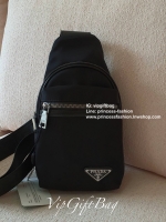 มาใหม่อีกหนึ่งรุ่น Prada เหมาะกับท่านชาย กับกระเป๋าคาดอก ทรงสวย ทรงฮิต วัสดุผ้า NYLON คุณภาพดี กันน้ำ100% ใส่ของได้หลากหลาย ตัวกระเป๋าอะไหล่สีเงิน มาพร้อมซิปด้านหน้ากระเป๋า ใส่ของได้หลากหลาย เพิ่มลุคเท่ในวันชิลๆให้กับคุ ผู้ชายที่สุด จะซื้อใช้เองหรือเป็นขอ