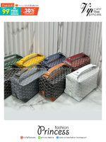 ORI หนังแท้ | Goyard Bowling 25 Toiletry Bag / Goyard Pouch กระเป๋าทรงพอช พร้อมสายถือจับถนัดมือใช้งานง่ายกะทัดรัด ตอบโจทย์ความเรียบง่ายแต่คลาสสิก ใช้ได้ทั้งชายหญิง หรูหรา ติดแกรมที่สุด เป็นรุ่นตามหา ที่ตอนนี้มีพร้อมส่งแล้วค่า