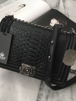 สินค้าขายดี มากี่รอบๆ ก้อหมดเกลี้ยง 🐙 ทางร้าน ได้กระเป๋า จากแบรนด์ KEEP ทรงเดียวกับ Chanel boy เลย รุ่น KEEP shoulder Luxury small chain bag สวย หรู เท่ มากๆ เลยน๊า กระเป๋าอยู่ทรง ลายหนังจรเข้ สวยงามมากคะ สายโซ่ มีที่รองไหล่ สะพายสบายคะ สายปรับ สั้