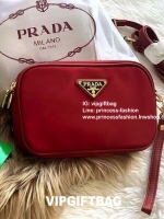 PRADA CROSSBODY BAG WITH ZIP GIFT WITH PURCHASE (GWP) กระเป๋าสะพายพรีเมี่ยมกิ้ฟ Limited Edition จากเคาน์เตอร์แบรนด์ดีไซน์เรียบหรูดูดี วัสดุ Nylon & Polyester 100% เนื้อหนาคุณภาพดีตามแบบฉบับของแบรนด์ ด้านหน้าประดับโลโก้มีช่องแบ่ง2 ช่องเป็นสัดส่วนเปิดปิดด้ว