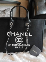 How Cute! 🎄🎄 รุ่นใหม่ล่าสุด!! ที่สาวๆรอคอย Chanel tote canvas bag จากงานพรีเมี่ยม VIP GIFT รุ่นดังเลยค้า Size ใหญ่อลัง บอกเลยว่า **งานดีที่สุด ตัวกระเป๋า กระเป๋าผ้าเป็นผ้า canvas เนื้อดีสมราคา สัมผัส นุ่มลื่นมือมากกกก อะไหล่เงินปั้มแบรนด์แ
