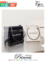 BALENCIAGA Shopping Tote Bag กระเป๋าทรงช็อปปิ้งทรงโท้ท ภายในโล่งๆไปเลย ใส่ของได้สบายๆ จุใจแบบเน้นๆ มาพร้อมสายสะพายครอสบอดี้จะคล้อง จะสะพายข้าง ก็สวยเลิศ ราคานี้คือคุ้มที่สุด ต้องมีแล้วจ้าไอเท็มเด็ดแบบนี้