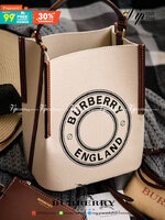 BURBERRY FRAGRANCES CROSSBODY BUCKET BAG วัสดุ Canvas & Leather สวยหรูอยู่ทรงมาพร้อมกระเป๋าคลัชใบเล็กสีน้ำตาลเข้าชุด ภายในโล่งกว้างและจุ สามารถใส่กล้อง มือถือ ของใช้ได้เยอะ มือจับ