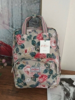 Cath Kidston Backpack Bag กระเป๋าเป้ สไตล์วินเทจ ด้านหน้ามี 1 ช่องซิป เปิดปิดด้วยซิป มีช่องหลักโล่งกว้าง และช่องเล็ก ใบนี้จุของได้เนอะ คุ้มค่าเกินราคาค่ะ