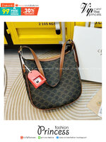 CELINE HELOÏSE CUIR TRIOMPHE Small Bag in Triomphe Canvas กระเป๋าสะพายทรงโฮโบ คอลเลคชั่นใหม่ ฮิตข้ามปี ใบใหญ่จะสัมภาระได้เยอะ รูปทรงใช้งานง่ายที่สุด สายสะพายในตัว สวยหรูผู้ดี