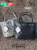 Bao Bao Issey Miyake ROCK MATTE ซีรีส์นี้จะเป็นทรงสี่เหลี่ยมผืนผ้า มีซิปปิดด้านบน ถือเป็นรุ่นที่เหมาะกับการใช้งานในชีวิตประจำวัน สามารถพับมุมและบริเวณด้านล่างของกระเป๋าเพื่อเพิ่มความสะดวกสบายในการใช้งาน ทั้งยังช่วยให้วางกระเป๋าในแนวตั้งได้อีกด้วย แผ่นต่อส