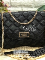 GUESS LOLLI CONVERTIBLE CROSSBODY BAG รุ่นแนะนำค่ะ!! กระเป๋าสะพายข้าง//ทบสายสะพายไหล่ได้ วัสดุหนังลายนวม ด้านหน้ามีอะไหล่โลโก้แบรนด์ เปิดปิดกระเป๋าแบบกระดุมแม่เหล็ก ภายในกว้างสามารถใส่ของจุ ใส่กระเป๋าสตางค์ใบยาวได้ค่ะ มีช่องซิปและช่องเล็กใส่ของจุกจิกน่ะค่