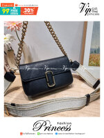 MARC JACOBS THE J MARC SHOULDER BAG คอลเลคชั่นใหม่ล่าสุด สวยฟาดกว่าใคร ใบไหนๆก็ต้องหลีก กับกระเป๋าสะพายไหล่สุดหรู รูปทรงใช้งานง่าย ดีไซน์เรียบ แต่แฝงไปด้วยความผู้ดี ดูแพง