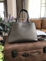 GUESS WOMAN FACTORY SHOULDER BAG กระเป๋าถือหรือสะพาย ทรง A คลาสสิค ขนาดกำลังดี น้ำหนักเบา วัสดุ pu. นิ่ม คุณภาพดี สวยอยู่ทรง ด้านหน้า ประดับโลโก้แบรนด์ เปิดปิดแบบแถบคาดกระดุมแม่เหล็ก ภายในกว้างแบ่ง 2 ช่องใหญ่ มีช่องซิปกลาง เป็นสัดส่วน ซับในลายแบรนด์ ใส่ w