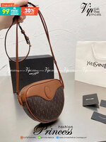 2021 SAINT LAURENT LE MONOGRAMME CŒUR bag / YSL Le Monogramme Crossbody Bag - Brown กระเป๋าสะพายสไตล์วินเทจ โทนสีผู้ดี ภายในโล่งจะสะพายไหล่ Crossbody ก็ดูดี สินค้ามาพร้อมถุงผ้าและกล่องแบรนด์ พร้อมส่งที่ไทยราคาสุดคุ้ม สาวก YSL ห้ามพลาด!