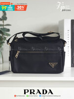 New item! อีกหนึ่งรุ่น Prada ใช้ได้ทั้ง ผู้ชายและผู้หญิง กับกระเป๋าสะพายข้าง ทรงสวย วัสดุผ้า nylon คุณภาพดี กันน้ำ100% ใส่ของได้หลากหลาย ตอบโจทย์ทุกไลฟ์สไตล์ ตัวหระเป๋าอะไหล่ทอง ด้านในมีช่องซิป และ่องใส่ของ มาพร้อมซิปด้านหน้ากระเป๋า ใส่ของได้เยอะคะ **ทรงส