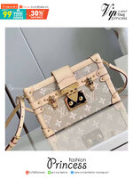 LV Petite Malle handbag soft beige color with golden reflections เกรดท็อปออริจินอล มีความละเอียดของเนื้องานมากที่สุด ปราณีตตรงปกทุกใบ ใช้สลับของแท้ได้ ใช้งานต่างประเทศได้ เข้าออกผ่านทุก ตม. สุดยอดเดอะเบสท์ไอเท็ม สวยหรู ผู้ดี หรูหรา ดูแพงมาแต่ไกล