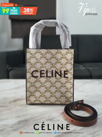 พรีเมี่ยมกิ๊ฟแท้ 100% 】CELINE HAND CARRY AND CROSSBODY BAG VIP GIFT WITH PURCHASE (GWP) พรีเมี่ยมกิ๊ฟ Limited จาก CELINE HAUTE PARFUME DUTYFREE COUNTER วัสดุ COATED CANVAS ดีไซน์ทรงเหลี่ยมสวยหรูสุดคลาสสิคในสไตล์สาว Lisa หนังสวยอยู่ทรงกันน้ำ