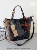 David Jones กระเป๋าสะพายข้างดีไซน์เกร๋มาก สีสวยหรูมาก ขนาดกะลังดีเลย น้ำหนังเบามากคะ ภายในมีช่องเก็บของจุกจิกได้ ฟรีตุ๊กตากระต่ายDV