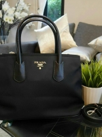 New item! Prada Nylon handbag กระเป๋าถือสะพาย **ทรงยอดฮิต มาแล้วค้า จากงานพรีเมี่ยมกิ้ฟใหม่ บอกเลยว่า ใบนี้ Nylon สลับหนัง สวยคุ้มสุดๆคะ ด้านหน้าประดับด้วยโลโก้แบรนด์สวยหรู ด้านในมีช่องซิปแบ่งอีกหลายช่อง มาพร้อมป้ายหนังแท็กห้อยประบดับเก๋ๆ ด้านข้างมีกระดุม