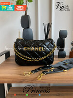 Chanel Crossbody bag black / CHANEL VIP GIFT CROSSBODY BAG กระเป๋าทรงสะพายข้าง ที่กำลังมาแรงมาในตอนนี้ ตัวกระเป๋าเป็นหนังพียูพรีเมี่ยม อะไหล่ทองวินเทจทั้งใบ ด้านหน้าประดับโลโก้แบรนด์ เปิดปิดด้วยซิปยาว ด้านในใส่กระเป๋าสตางค์ได้ถึงใบกลาง สามารถเป็นได้ทั้งกร