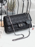 KEEP classic chain shoulder bag 👜 กระเป๋าทรงสวย คอลเลคชั่นใหม่ผลิตจากหนัง Microfiber สวย นิ่มมากๆ ทนทานกว่าเดิม !! ตัวกระเป๋าขนาดกำลังดี เย็บลายเเบบ Hand crafty สวย มีสไตล์สามารถใส่ กระเป๋าตังค์ยาว มือถือได้คะ สายโซ่อะไหล่ เทาดำ ดูคลาสสิคมาก ปรับไ